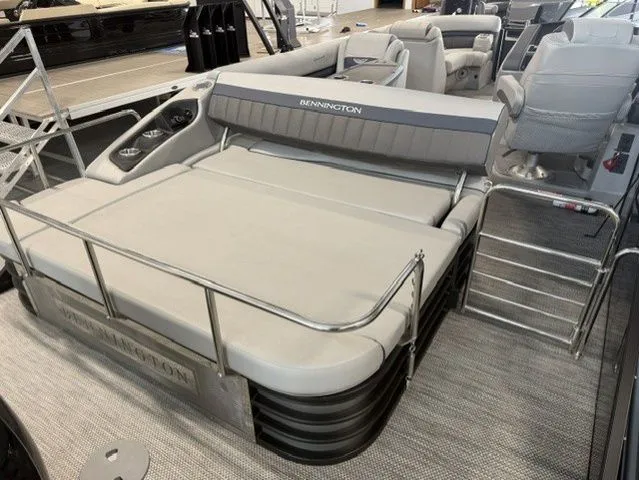 Slide: The Image of Bennington 23 LX SWING BACK SPORT 23 2024 - 24