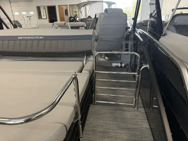 Slide: The Image of Bennington 23 LX SWING BACK SPORT 23 2024 - 27