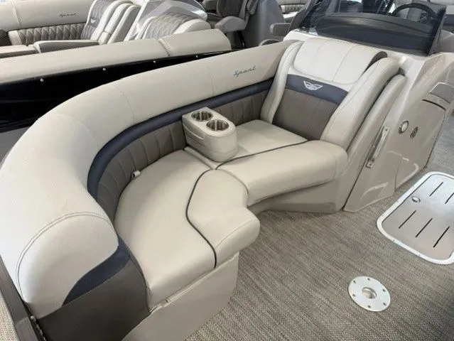 Slide: The Image of Bennington 23 LX SWING BACK SPORT 23 2024 - 6
