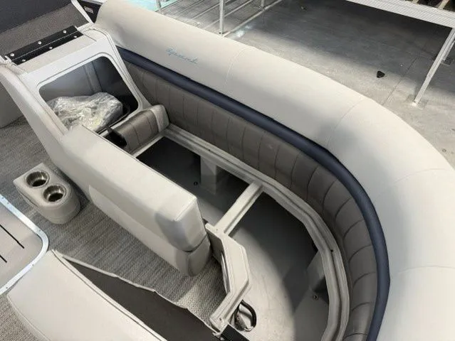 Slide: The Image of Bennington 23 LX SWING BACK SPORT 23 2024 - 9