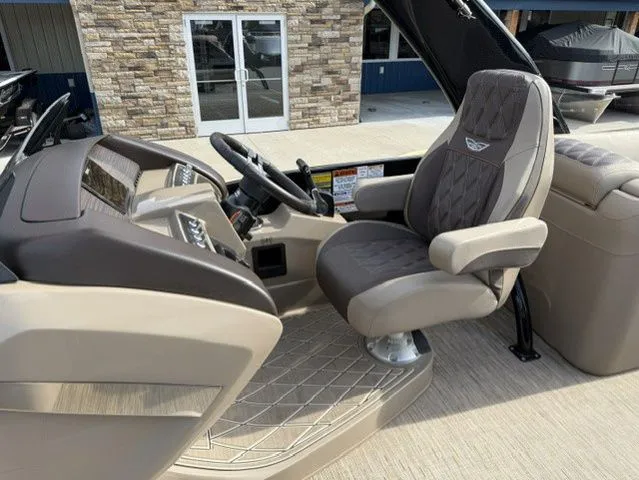 Slide: The Image of Bennington 23 RX FASTBACK ARCH 23 2024 - 22