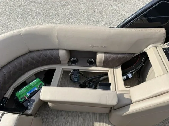 Slide: The Image of Bennington 23 RX FASTBACK ARCH 23 2024 - 33