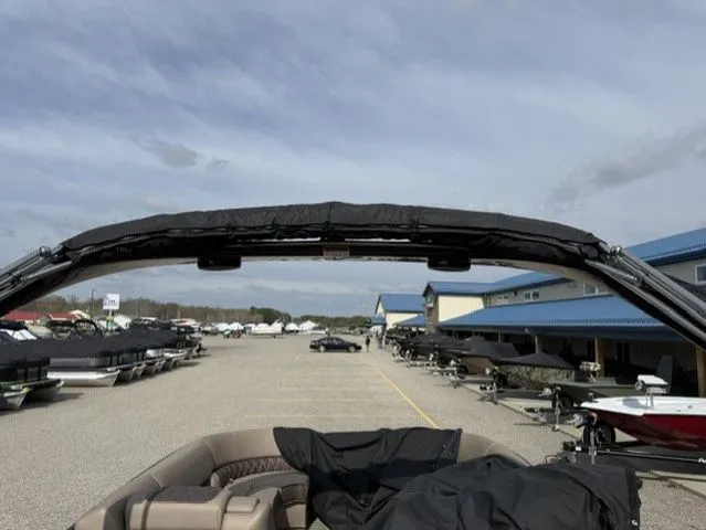 Slide: The Image of Bennington 23 RX FASTBACK ARCH 23 2024 - 38