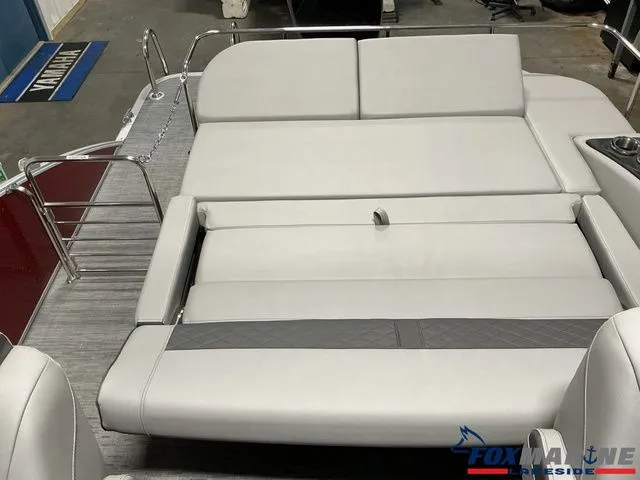 Slide: The Image of Bennington 23 L BOWRIDER SWINGBACK 2023 - 10