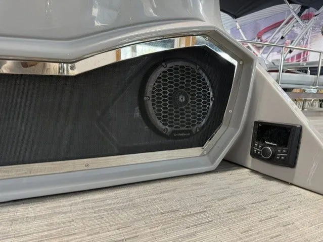 Slide: The Image of Bennington 25 RX FASTBACK ARCH 25 RXFBA 2023 - 22