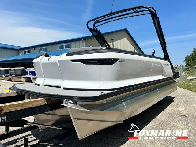 Slide: The Image of Manitou 22 Cruise Bench Stealth 2024 - 4