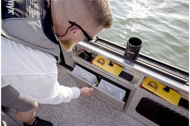 Slide: The Image of Angler Qwest Pontoons AQ 8524 PRO TROLL 2023 - 17