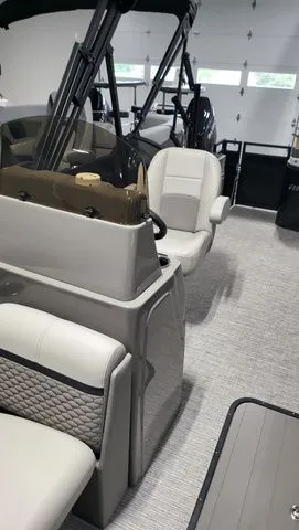 Slide: The Image of Angler Qwest Pontoons A 8522 FAMILY FISH PRO 2023 - 5
