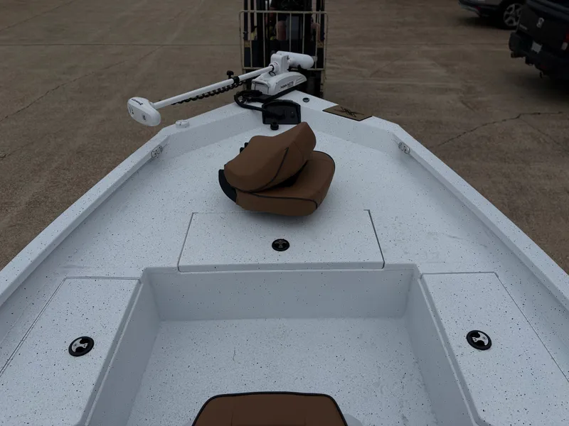 Slide: The Image of Xpress H20B HYPERLIFT-BAY 2026 boat with seat and controls. - 7