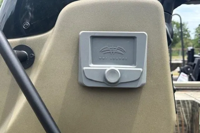 Slide: The Image of Control panel on 2026 Tracker Grizzly 2072 CC Sportsman Kicker boat. - 19