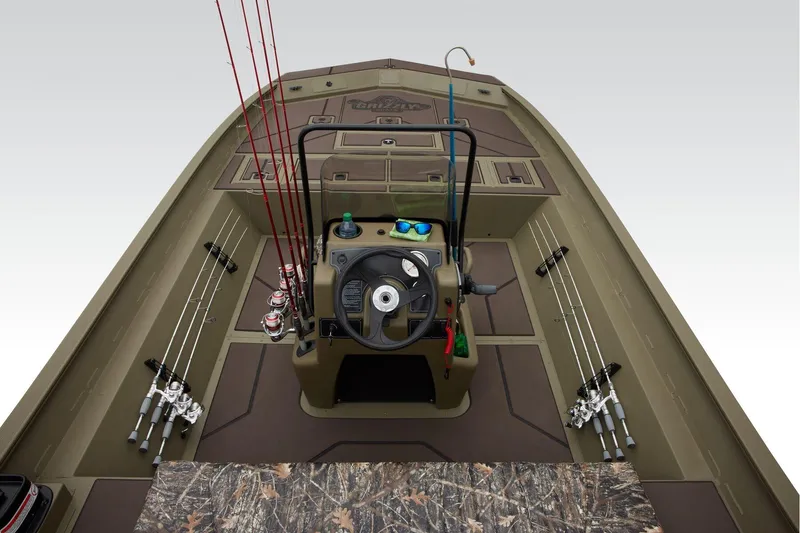 Slide: The Image of Tracker Grizzly 2072 CC 2026 - 30