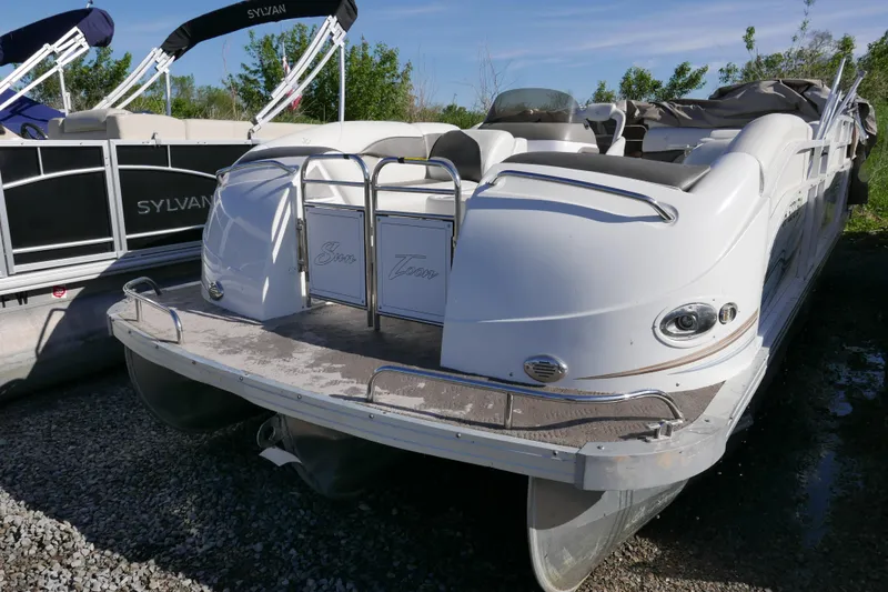 The Image of 2008 JC SunToon 21TT pontoon boat parked beside another vessel. - 0