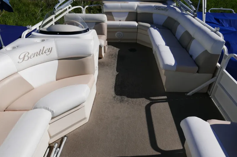 Slide: The Image of 2008 Bentley Pontoons 200 CRUISE interior with beige and white seating arrangement. - 3