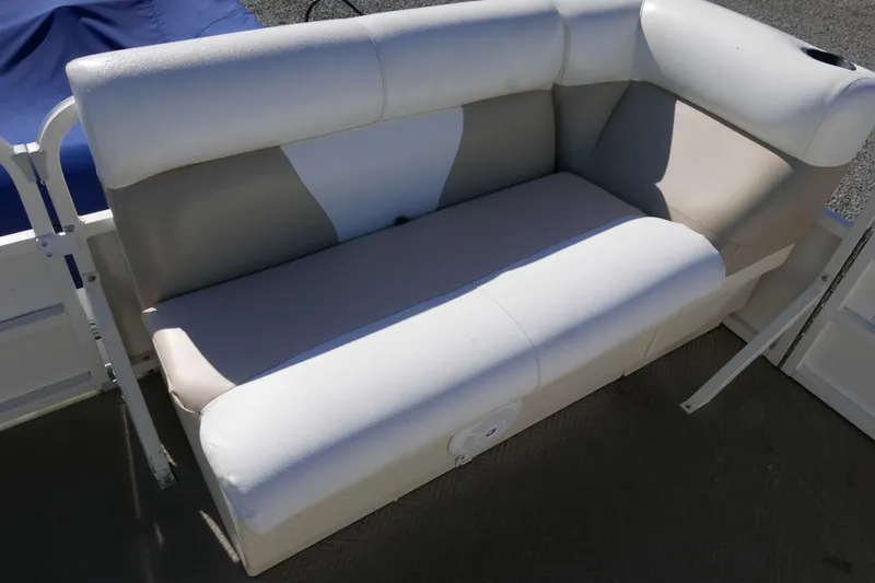 Slide: The Image of 2008 Bentley Pontoons 200 CRUISE boat seating, featuring white and beige upholstery. - 8