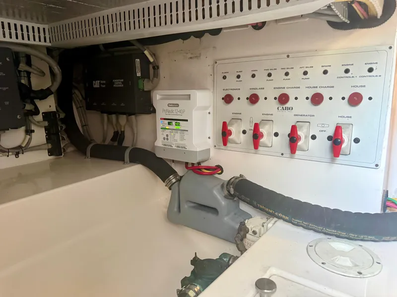 Slide: The Image of Cabo 35 Flybridge Sportfisher 2005 - 42