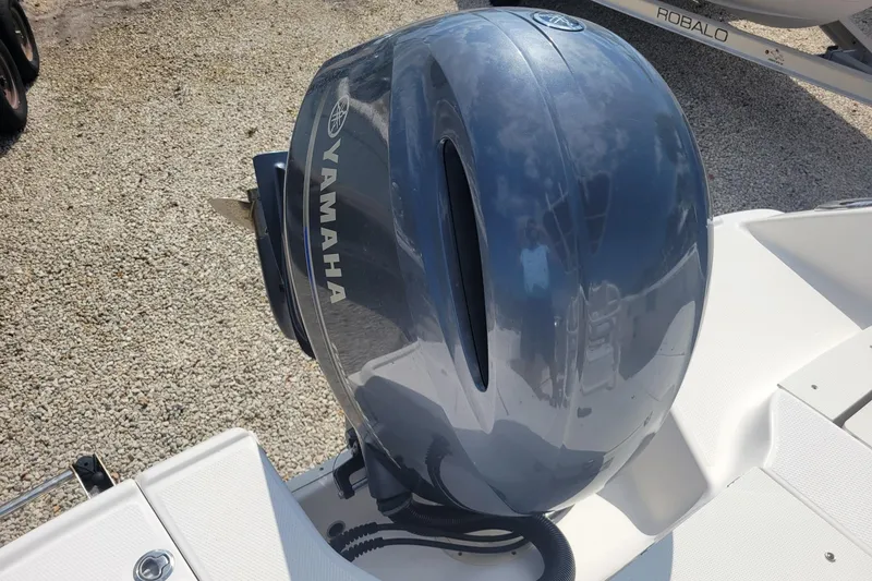 Slide: The Image of 2021 Robalo R200 Center Console with Yamaha outboard motor. - 8