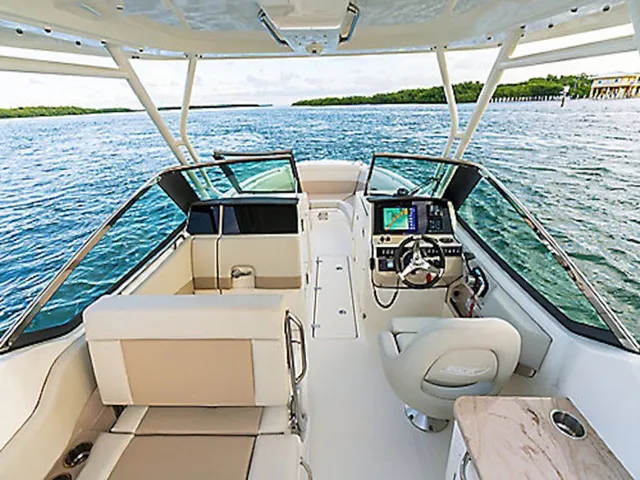 Slide: The Image of Boston Whaler 380 Realm 2026 - 4