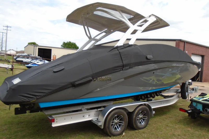 The Image of 2022 Yamaha Boats 275SD covered on trailer, parked outdoors. - 0