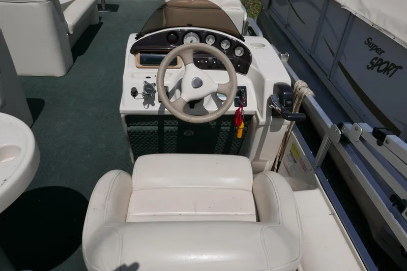 Slide: The Image of Captain's seat and helm of a 2005 Bennington 257FS boat. - 7