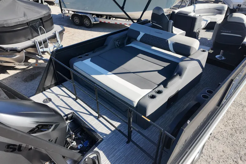 Slide: The Image of 2026 Viaggio Diamante S 22 pontoon boat with luxurious seating and modern design. - 3
