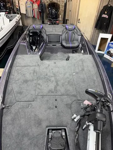 Slide: The Image of Skeeter ZXE Series 20 2026 - 5