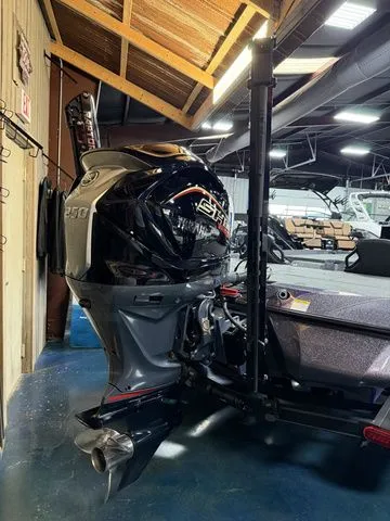 Slide: The Image of Skeeter ZXE Series 20 2026 - 9