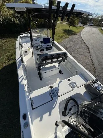 Slide: The Image of NauticStar 231 Hybrid 2024 - 5