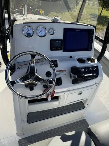 Slide: The Image of NauticStar 231 Hybrid 2024 - 6