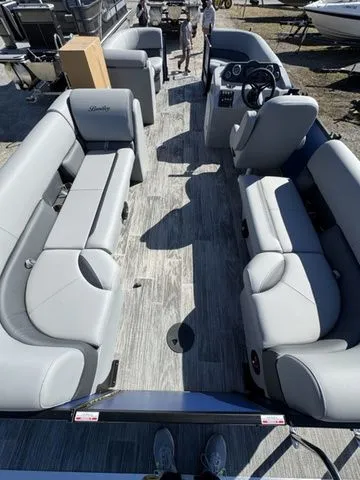 Slide: The Image of Bentley Pontoons LE CW 200 2026 - 3