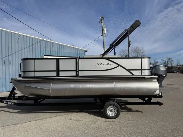 The Image of Bentley Pontoons LE 3 Point 180 2026 - 1