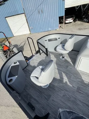 Slide: The Image of Bentley Pontoons LE 3 Point 180 2026 - 7