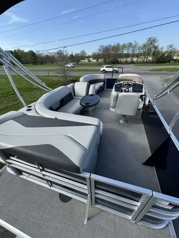 Slide: The Image of Sylvan Mirage Cruise 820 LZ W / Change Room 2023 - 7