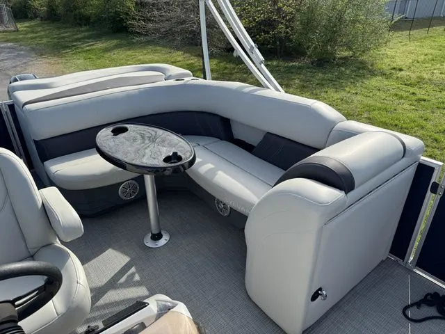 Slide: The Image of Sylvan Mirage Cruise 820 LZ W / Change Room 2023 - 8
