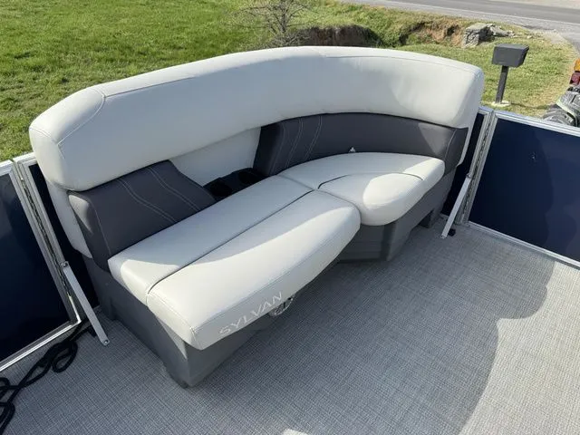 Slide: The Image of Sylvan Mirage Cruise 820 LZ W / Change Room 2023 - 9