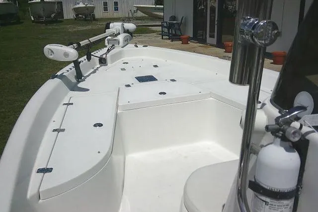 Slide: The Image of 2008 NauticStar 2110 Nautic Bay boat deck with trolling motor and fire extinguisher. - 12