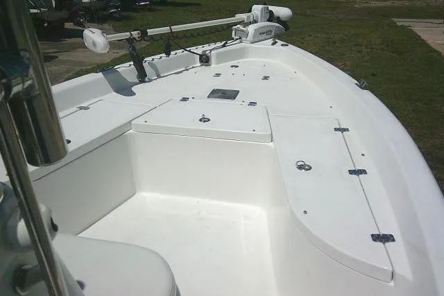 Slide: The Image of 2008 NauticStar 2110 Nautic Bay boat deck with storage compartments and trolling motor. - 16