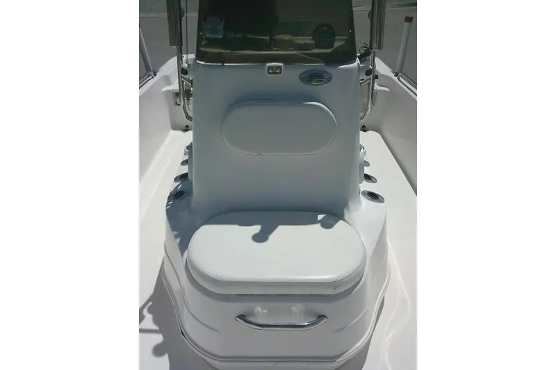 Slide: The Image of 2008 NauticStar 2110 Nautic Bay boat interior with seating and console. - 17