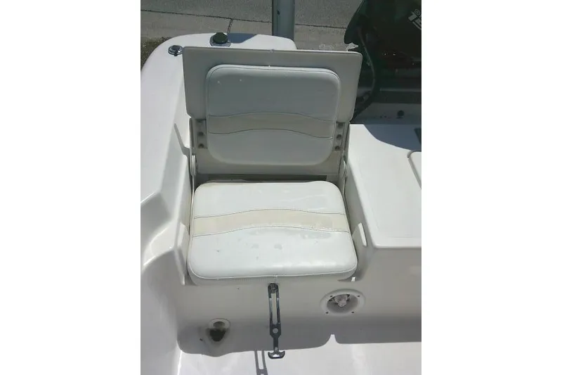 Slide: The Image of 2008 NauticStar 2110 Nautic Bay boat seat, white cushioned, on deck. - 22