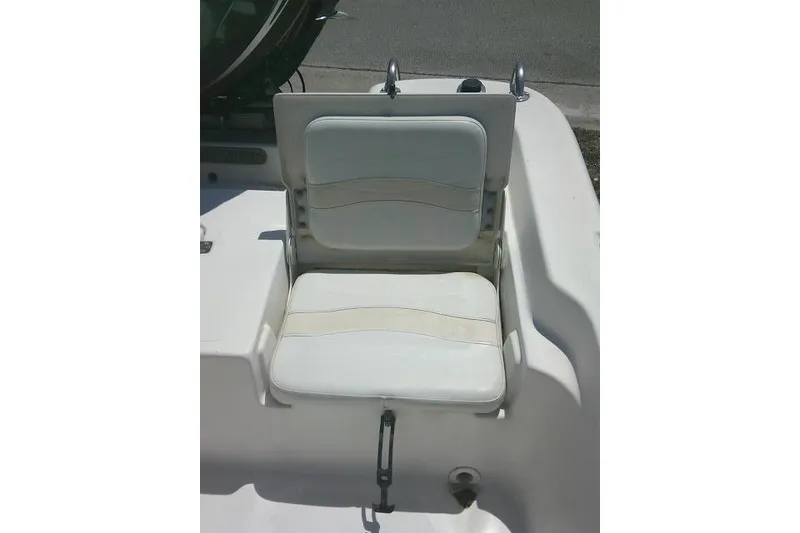 Slide: The Image of 2008 NauticStar 2110 Nautic Bay boat seat with white cushioned backrest and seat. - 26