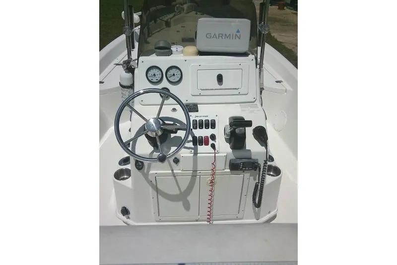Slide: The Image of 2008 NauticStar 2110 Nautic Bay boat console with Garmin navigation system. - 29