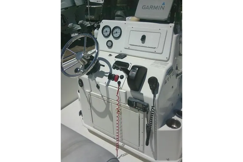 Slide: The Image of 2008 NauticStar 2110 Nautic Bay boat console with steering wheel and Garmin GPS. - 31