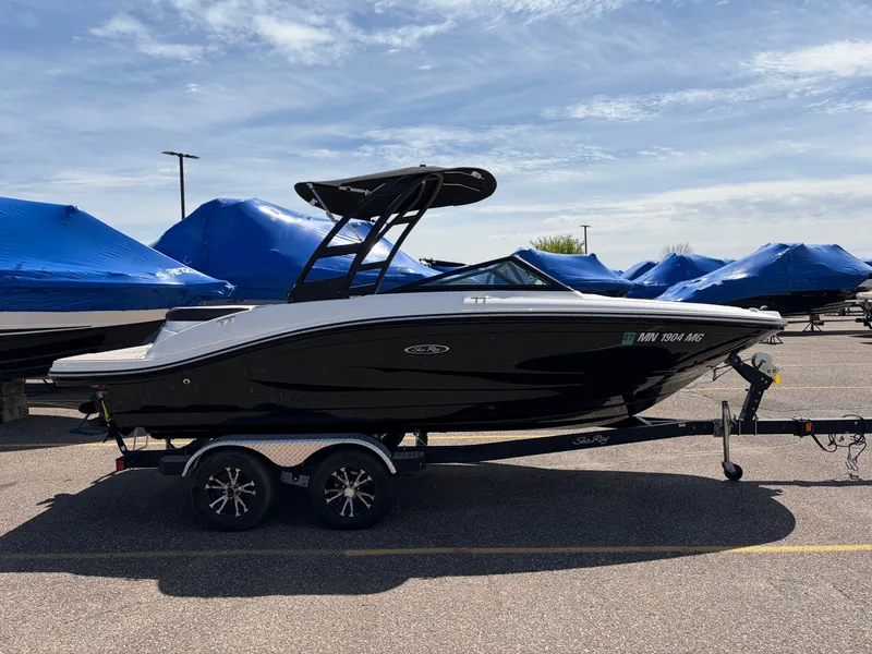 Slide: The Image of Sea Ray 190 Sport 2022 - 4