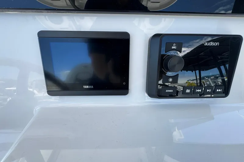 Slide: The Image of Yamaha and Audison controls on Sea Pro 262 DLX 2026. - 24