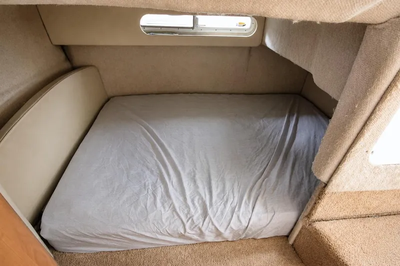 Slide: The Image of 2001 Bayliner 3055 Ciera cabin interior with cozy bed and window. - 26