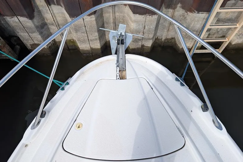 Slide: The Image of Bow view of 2002 Maxum 2700 SCR boat with anchor and railing. - 9