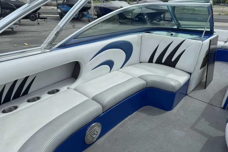 Slide: The Image of 2007 MB TOMCAT boat interior with stylish blue and white seating and cup holders. - 18
