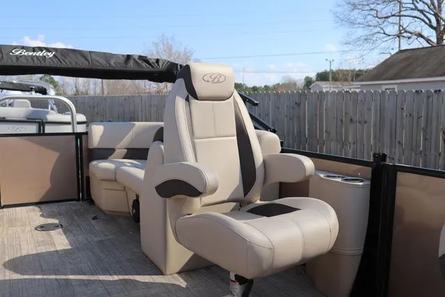Slide: The Image of Bentley Pontoons Legacy DL Navigator 223 2026 - 8