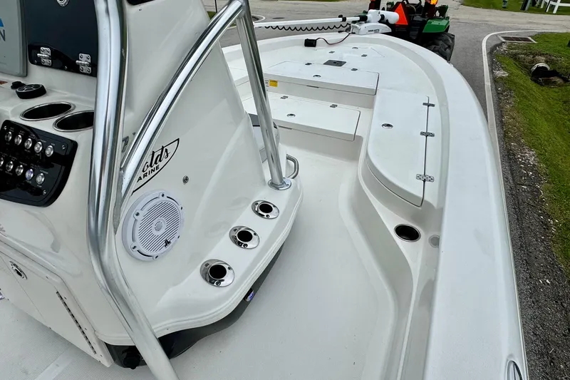 Slide: The Image of 2021 NauticStar 227 XTS boat interior with control panel and seating area. - 14