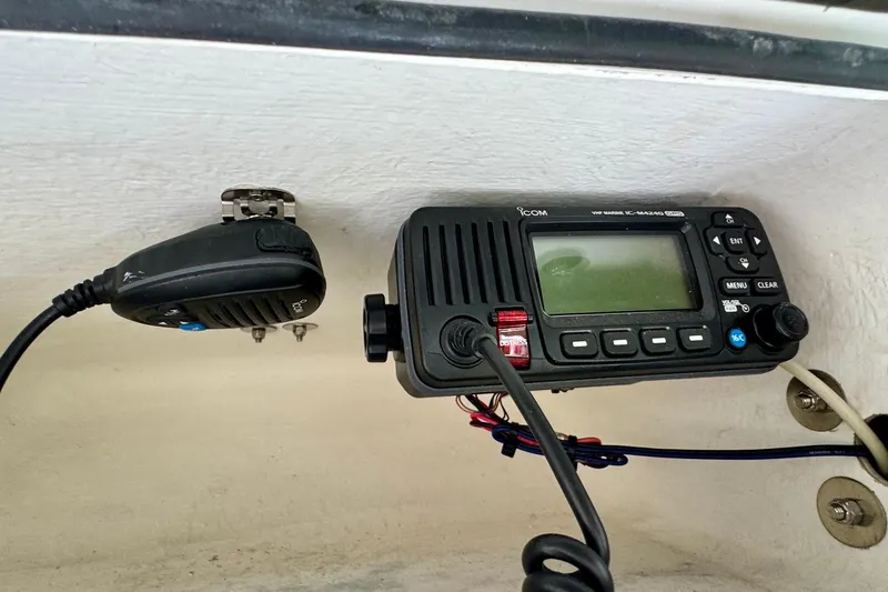 Slide: The Image of ICOM marine radio installed on a 2021 NauticStar 227 XTS boat. - 19