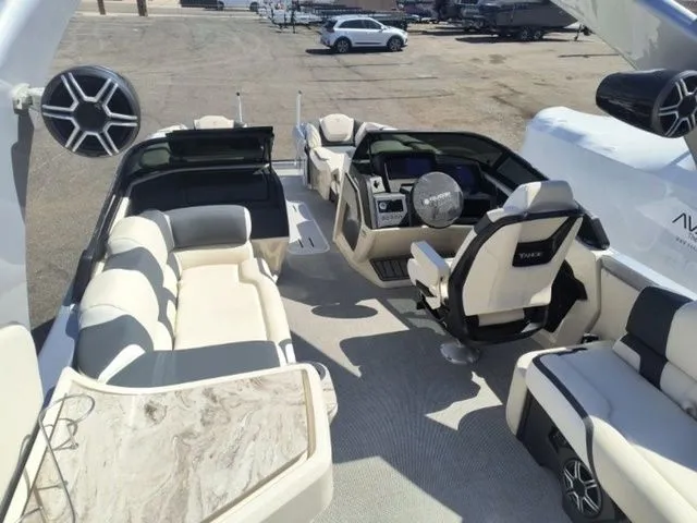 Slide: The Image of Tahoe Grand Tahoe Elite Windshield 25 FT 2026 - 10